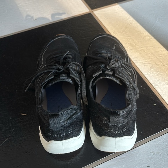Vionic Sneakers - Picture 2 of 6